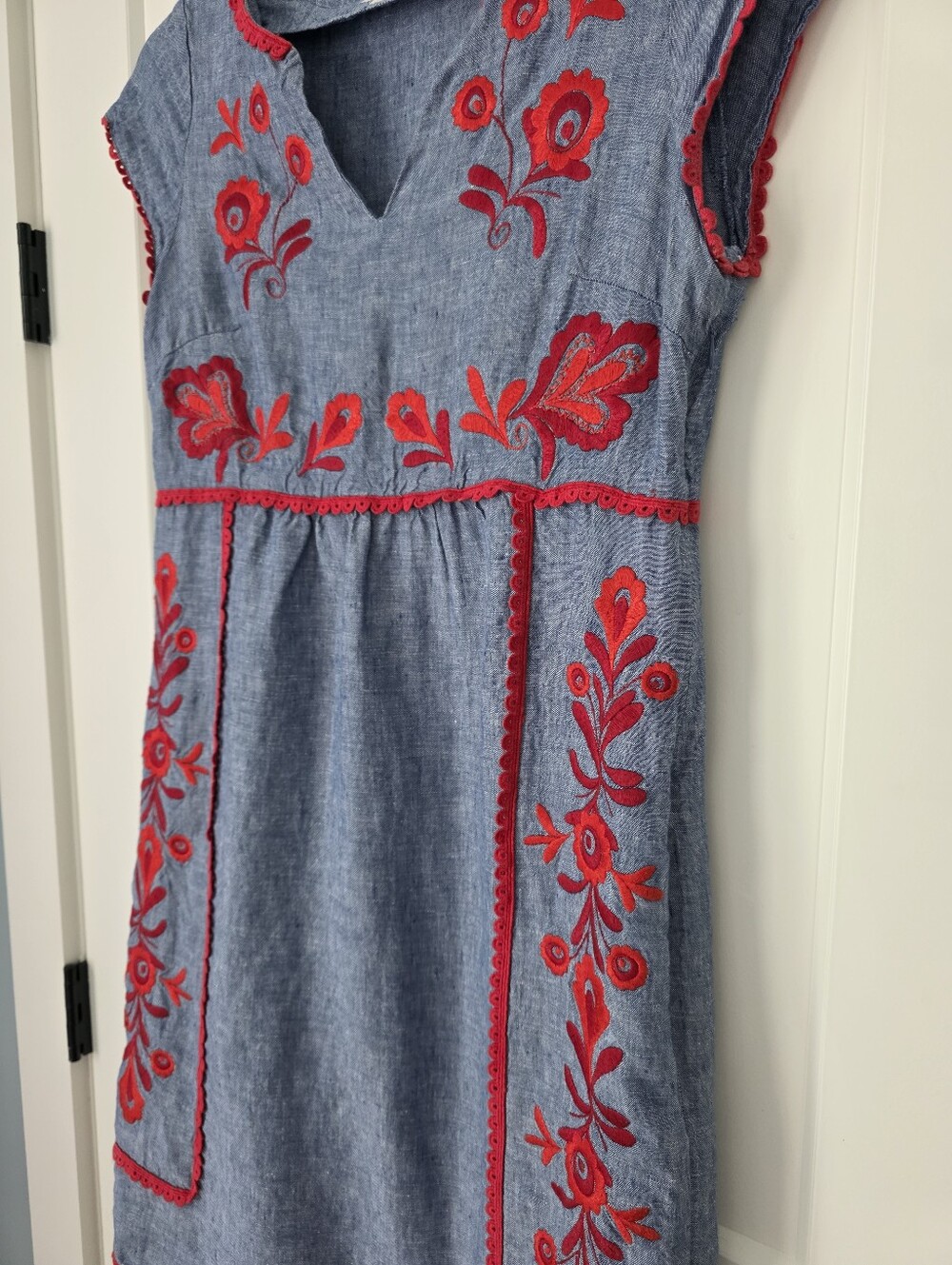 Boden Chambrey Linen Blue Embroidered Shift Dress with Red Floral Accents US 4 - Picture 12 of 16